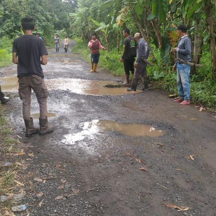 Pembersihan Jalan Desa Bawahan Seberang Untuk Menyambut Peringatan Haul Abah Guru Sekumpul